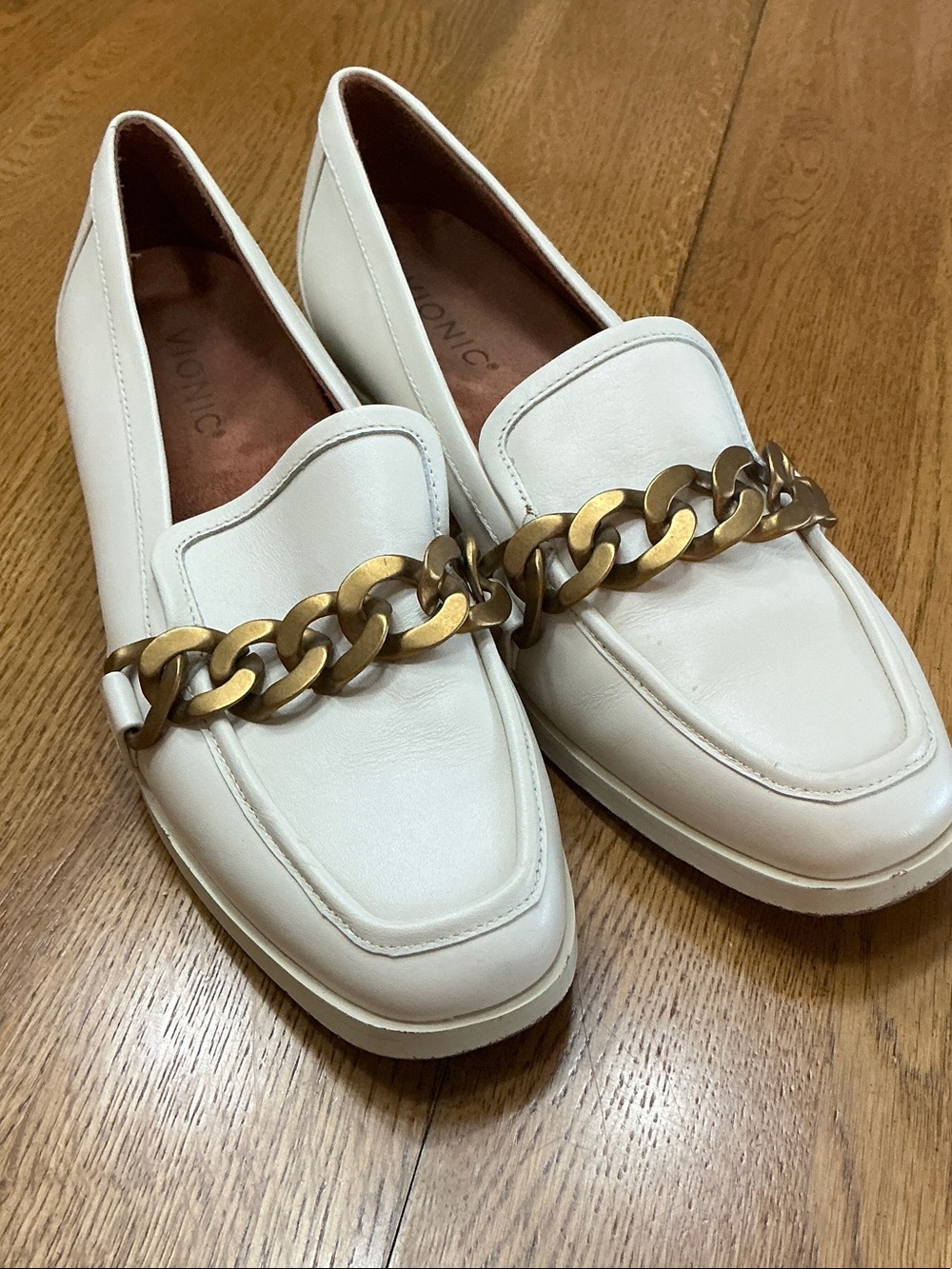 Woman’s Vionic cream loafer with antique brass chain. Size 8. Barely worn! Cute!